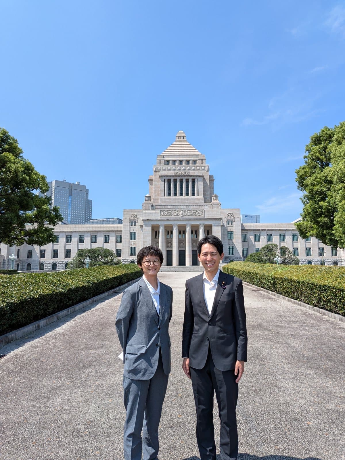 国会議事堂前に立つ井上あいり（参議院議員 公設秘書として）